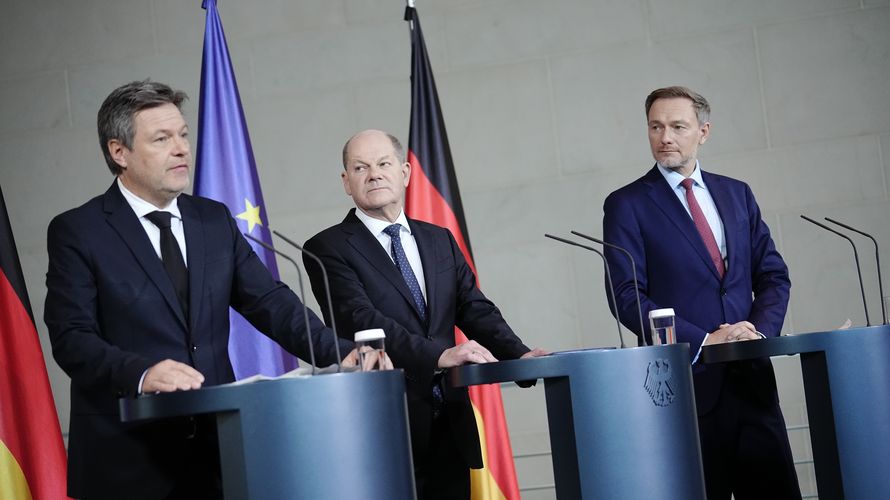 Robert Habeck, Bundesminister für Wirtschaft und Klimaschutz (Bündnis 90/Die Grünen), Bundeskanzler Olaf Scholz (SPD) und Bundesfinanzminister Christian Lindner (FDP) beim Pressestatement zur Einigung für den Bundeshaushalt 2024. Foto: dpa/Kay Nietfeld