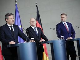 Robert Habeck, Bundesminister für Wirtschaft und Klimaschutz (Bündnis 90/Die Grünen), Bundeskanzler Olaf Scholz (SPD) und Bundesfinanzminister Christian Lindner (FDP) beim Pressestatement zur Einigung für den Bundeshaushalt 2024. Foto: dpa/Kay Nietfeld