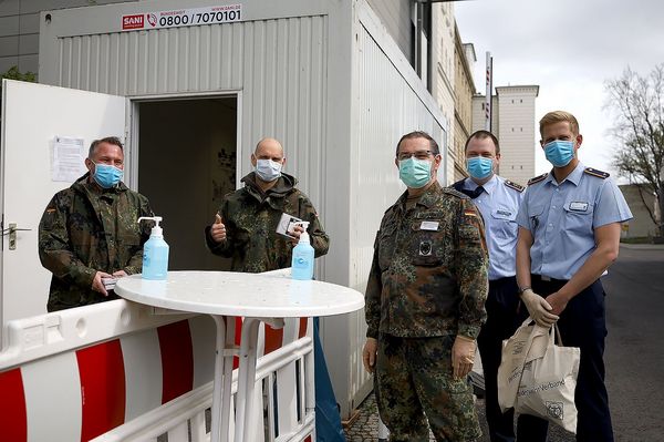 Natürlich wurden auch die bedacht, die am Eingang Besucher des Berliner Krankenhauses in Empfang nehmen. Foto: DBwV/Yann Bombeke