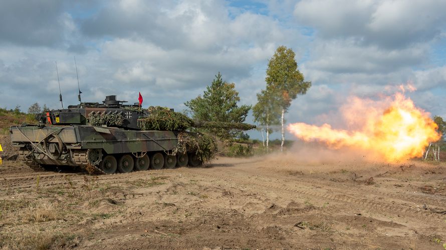  Der Kampfpanzer Leopard 2 beim Übungsschießen mit der 120mm Munition. Foto: obs/Presse- und Informationszentrum AIN/(Foto: Carl Schulze/Bundeswehr)