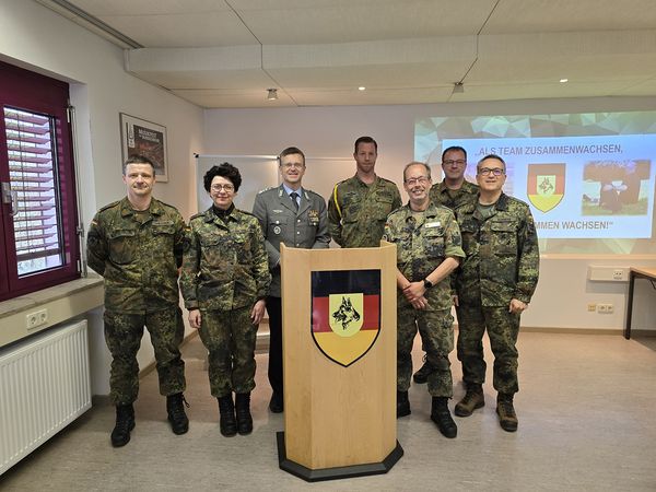 Auch ein Besuch an der Diensthundeschule der Bundeswehr stand auf dem Programm des Bundesvorsitzenden. Foto: DBwV