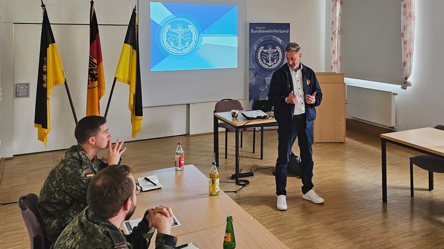 Der stellvertretende Landesgeschäftsführer Mike-Sascha Britsch trug bei der TruKa Landeskommando Baden-Württemberg zum Versichertenentlastungsgesetz für Zeitsoldaten vor. Foto: Ralf Pieper