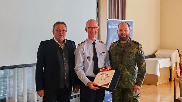 Bezirksvorsitzender Jung überreichte Oberstleutnant Rüdiger Bieler die Treueurkunde für 40-jährige Mitgliedschaft im DBwV – hier mit StoKa-Vorsitzendem Hauptmann Marcel Mohr. Foto: DBwV/FJ