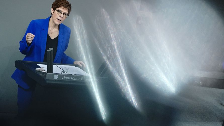 Verteidigungsministerin Annegret Kramp-Karrenbauer sprach von einem "starken Signal" für das kommende Jahr, warnte aber auch vor einem "eingeschränkten finanziellen Spielraum in den kommenden Jahren". Foto: picture alliance/dpa | Kay Nietfeld