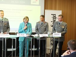 Auf dem BSC-Pre-Event diskutierte Oberst André Wüstner (r.) mit Oberst d.R. Patrick Sensburg (l.) und Generalmajor Peter Mirow über die Rahmenbedingungen für die Litauen-Brigade. Dr. Eva-Charlotte Proll, CEO Behörden Spiegel, moderierte die Runde. Foto: DBwV/Yann Bombeke