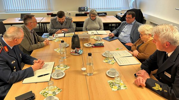 Bei der Unterzeichnung der neuen Vereinbarung (vl.n.r.): Brigadegeneral Michael Volkmer, TRAI Bernd Kaufmann, Hauptmann Sebastian Habicht, BAAINBw-Präsidentin Annette Lehnigk-Emden, Torsten Schmidt, RDir`in Dr. Doris Milkert und Oberstabsbootsmann Holger Weihe. Foto: Bundeswehr/Michael Meißner