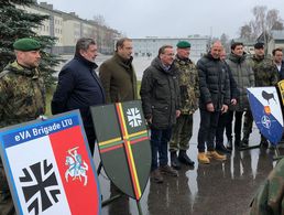 Verteidigungsminister Boris Pistorius (4.v.l.) mit Bundestagsabgeordneten und Soldaten in Litauen. Foto: DBwV/Philipp Kohlhöfer