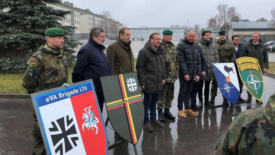 Verteidigungsminister Boris Pistorius (4.v.l.) mit Bundestagsabgeordneten und Soldaten in Litauen. Foto: DBwV/Philipp Kohlhöfer