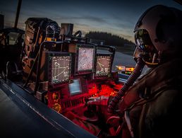 Alles im Blick: Ein Pilot in seinem Tornado-Cockpit. Künftig soll sich die Bundeswehr wieder verstärkt auf die Landesverteidigung konzentrieren Foto: Bundeswehr