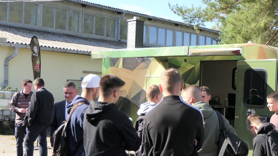 Der Berufsförderungsdienst (BFD) der Bundeswehr präsentierte sich auf dem Tag der Logistik an der Seite der Karriereberatung Schwerin.	 Die Bundeswehr stand den Besuchern der Fachmesse zu Ausbildungs- und Verwendungsmöglichkeiten im logistischen Bereich Rede und Antwort.