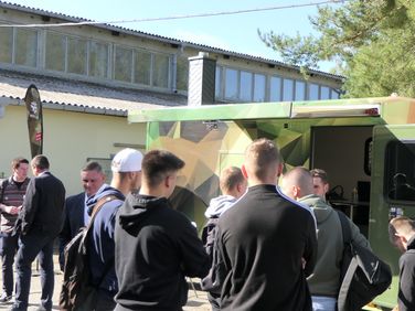 Der Berufsförderungsdienst (BFD) der Bundeswehr präsentierte sich auf dem Tag der Logistik an der Seite der Karriereberatung Schwerin.	 Die Bundeswehr stand den Besuchern der Fachmesse zu Ausbildungs- und Verwendungsmöglichkeiten im logistischen Bereich Rede und Antwort.