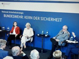 Verteidigungsministerin Christine Lambrecht (in der Bildmitte) stellte heute bei der Deutschen Gesellschaft für Auswärtige Politik in Berlin erstmals Grundzüge der künftigen Nationalen Sicherheitsstrategie der Bundesregierung vor. Anschließend diskutierte die Ministerin mit (v.l.) Dr. Jana Puglierin, Dr. Claudia Major, Generalinspekteur Eberhard Zorn und Dr. Christian Mölling. Foto: Schauka