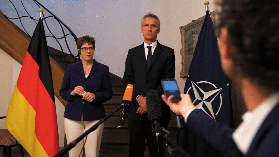 Treffen in Brüssel: Verteidigungsministerin Annegret Kramp-Karrenbauer und Nato-Generalsekretär Jens Stoltenberg. Foto: Nato