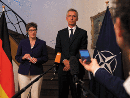 Treffen in Brüssel: Verteidigungsministerin Annegret Kramp-Karrenbauer und Nato-Generalsekretär Jens Stoltenberg. Foto: Nato