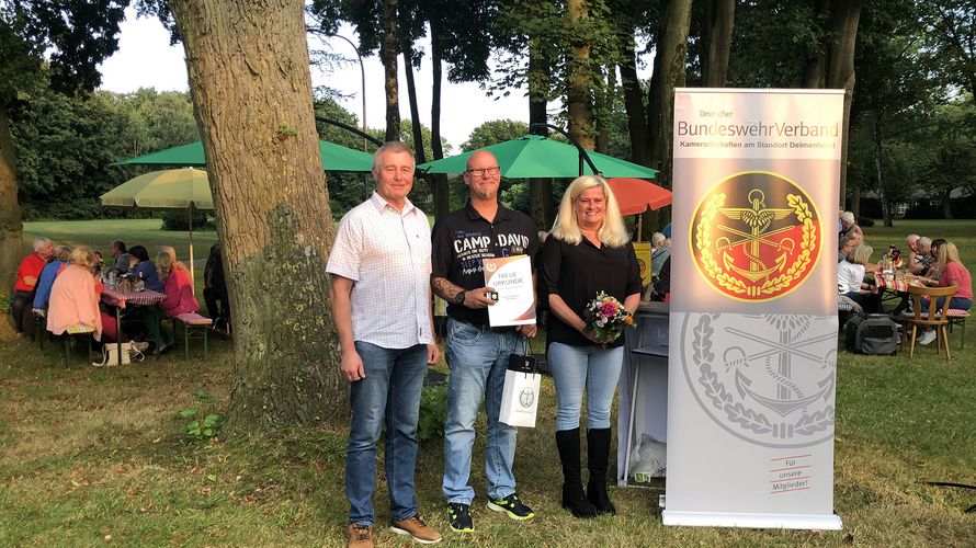 Beim Sommerfest in Delmenhorst: Harald Mautz und Torben Febert nebst Gattin nach der Ehrung. Foto: LV Nord