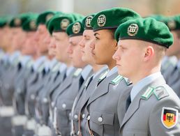 Bundeswehrsoldaten des Wachbataillons. Foto: Kay Nietfeld/dpa