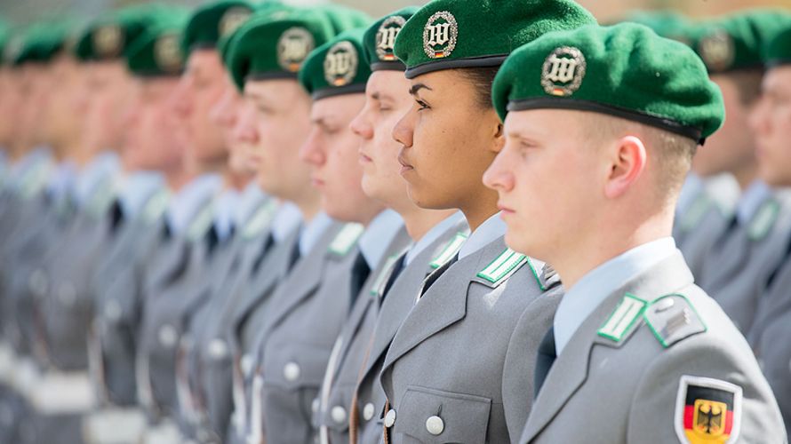 Bundeswehrsoldaten des Wachbataillons. Foto: Kay Nietfeld/dpa