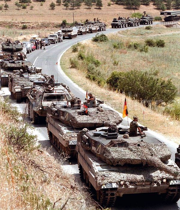 Leopard-Panzer an der Grenze zum Kosovo: Mehr als 6000 deutsche Soldaten rückten am 12. Juni 1999 in die Provinz ein. Foto: picture-alliance/dpa/epa Licovski