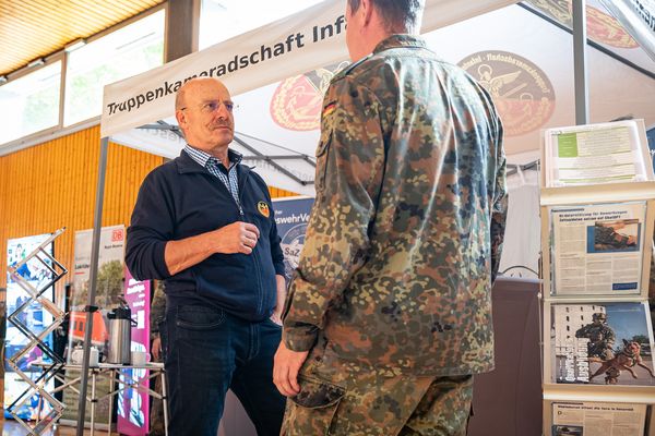 Oberstabsfeldwebel a.D. Jürgen Schreier, Beauftragter SaZ des Landesverbandes, im Gespräch mit einem Interessenten. Foto: Jürgen Schreier