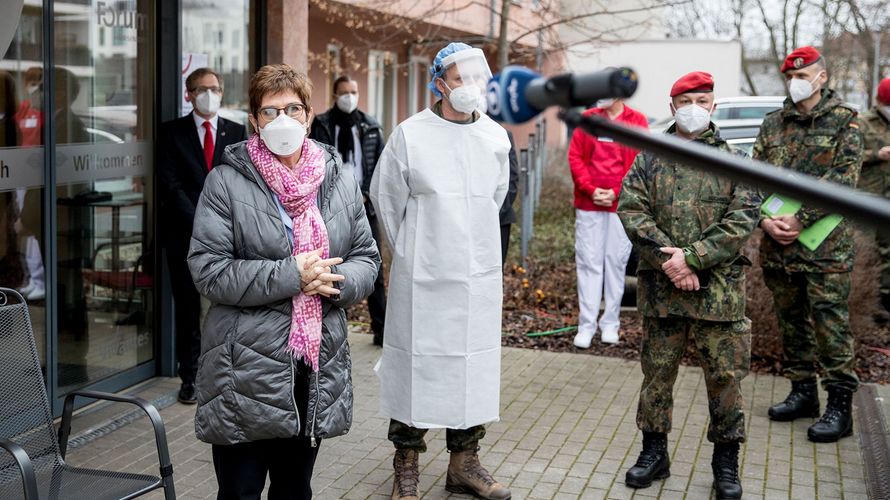 Verteidigungsministerin Annegret Kramp-Karrenbauer gibt am Montag, 25. Januar 2021 ein Interview vor einer Berliner Pflegeeinrichtung. Foto: Bundeswehr, Kraatz