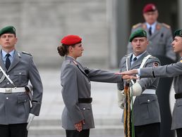 Insgesamt 101 Rekrtinnen und Rekruten legten auf dem Paradeplatz am Bendlerblock ihr Gelöbnis ab. Foto: Bundeswehr/Sebastian Wilke