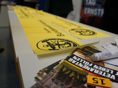 Ein traditionsreicher Termin im Bundestag: Die Aktion Gelbe Bänder des Deutschen BundeswehrVerbandes und der OASE-Einsatzbetreuung. Foto: DBwV/Eva Krämer