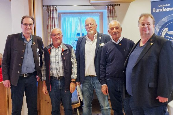 Vom Vorsitzenden Hans-Walter Teßler (v.l.) geehrte Mitglieder Oberstleutnant a.D. Josef Wurm, Oberstabsfeldwebel a.D. Josef Seidl und Obergefreiter d.R. Sven Petersen. Foto: H-W Teßler