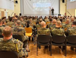 Rund 150 Soldatinnen und Soldaten folgten in Gera den Ausführungen von Oberstleutnant i.G. Marcel Bohnert. Foto: DBwV