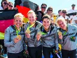 Das deutsche Team um Sportsoldatin Stabsunteroffizier Julia Lier (2.v.l.) jubelt zusammen mit deutschen Fans über Gold in der Ruderregatta bei den Olympischen Spielen 2016. Foto: Bundeswehr/Jane Schmidt