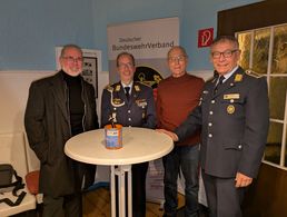 Hochkarätige Gäste beim Neujahrsempfang in Gießen: auf dem Foto Roger Schmidt (von links), Stabsfeldwebel Volker Keil, Oberst a.D. Stephan Knobloch und Oberstabsfeldwebel a.D. Jürgen Gemmer. Foto: Ralf Schuchard