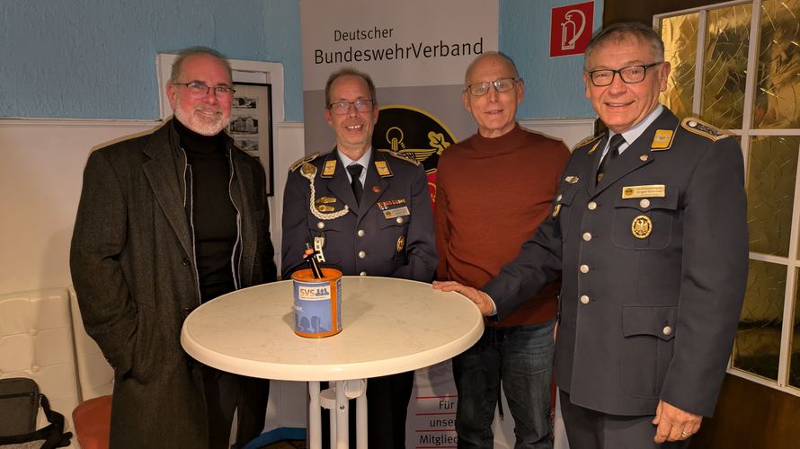 Hochkarätige Gäste beim Neujahrsempfang in Gießen: auf dem Foto Roger Schmidt (von links), Stabsfeldwebel Volker Keil, Oberst a.D. Stephan Knobloch und Oberstabsfeldwebel a.D. Jürgen Gemmer. Foto: Ralf Schuchard