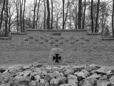 Am Ehrenhain aus Kundus im Wald der Erinnerung in Schwielowsee bei Potsdam wird auch an die Gefallenen Andreas Heine und Christian Schlotterhose erinnert. Foto: Bundeswehr/Tessensohn
