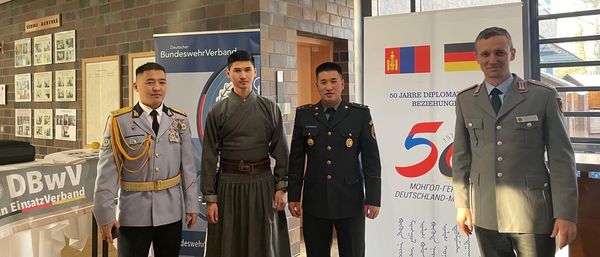 Oberstleutnant i.G Marcel Bohnert (rechts) mit mongolischen Offizieren am Stand des Deutschen BundeswehrVerbandes. Foto: DBwV