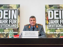 Bei der Pressekonferenz: Generalleutnant Markus Laubenthal, stellvertretender Generalinspekteur der Bundeswehr. Er entwickelte das Konzept zum Freiwilligendienst Heimatschutz mit. Foto: imago/Christian Spiecker