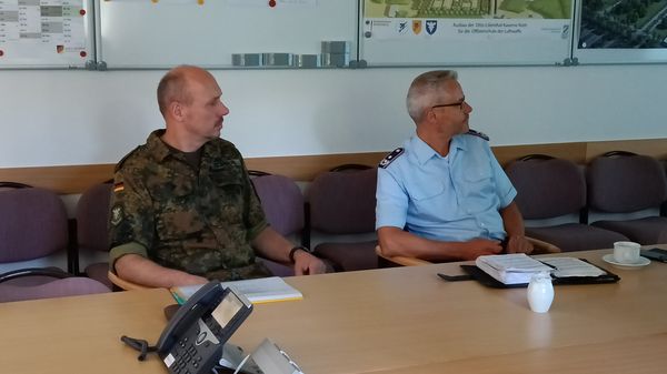 Personalratsvorsitzender Oberstleutnant Ulrich Schinkel und der Gast aus dem Bundesvorstand informieren sich über den Sachstand zur Aufnahme der OSLw in Roth. Foto: StoKa Roth
