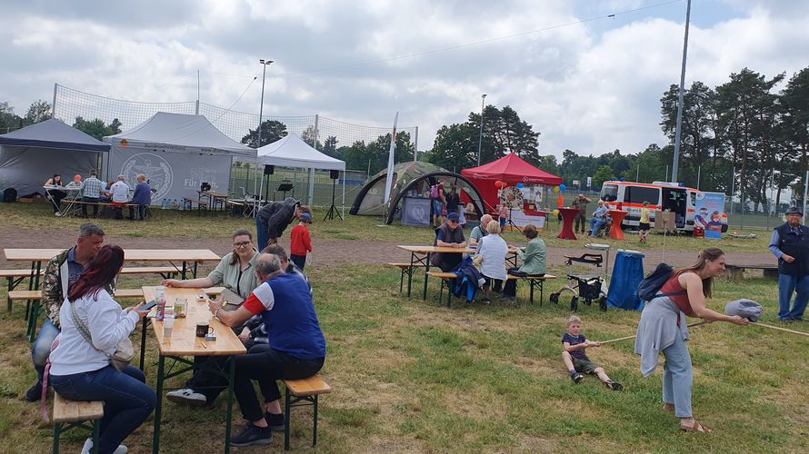 Viele unterschiedliche Möglichkeiten sich auszuprobieren konnte die KERH Strausberg, dank der großen Unterstützung unterschiedlicher Organisationen beim zweiten Familientag für die Besucher anbieten. Foto: Horst Matschey