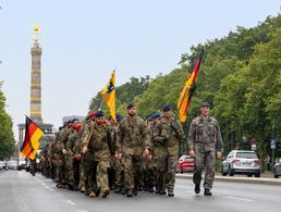 150 Soldatinnen und Soldaten marschieren vor der Berliner Siegessäule. Foto: DBwV/Yann Bombeke