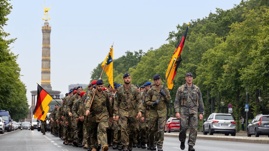 150 Soldatinnen und Soldaten marschieren vor der Berliner Siegessäule. Foto: DBwV/Yann Bombeke