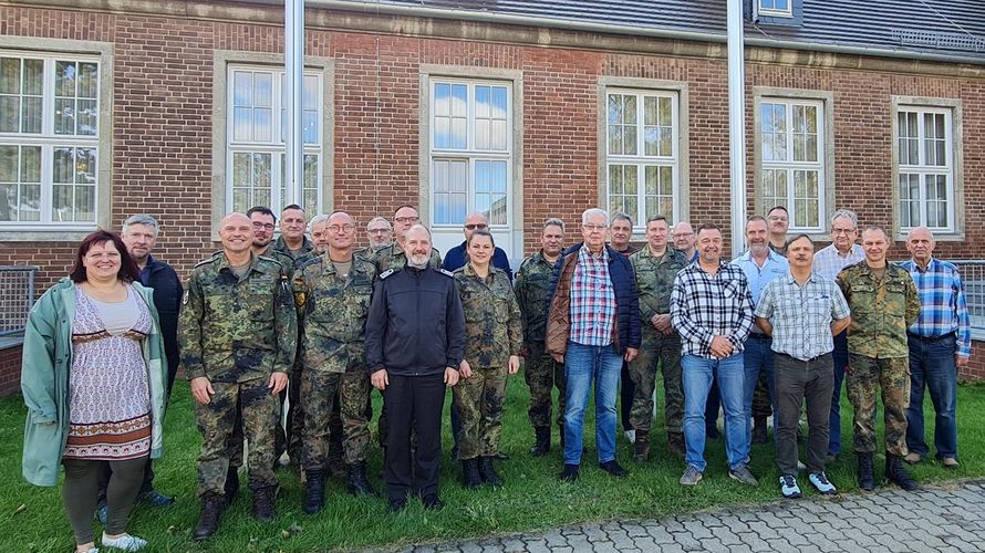 Aus den Kameradschaften des Standortes Torgelow und Neubrandenburg waren zahlreiche Mandatsträger zur Mandatsträgerschulung gekommen, um sich über die geltenden Rahmenbedingungen der Arbeit im DBwV zu informieren. Foto: Michael Edlinger