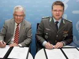 Die jeweiligen Bundesvorsitzenden von Bundeswehr-Sozialwerk und DBwV, Peter Niepenberg (l.) und André Wüstner,  unterzeichneten die erneuerte Kooperationsvereinbarung zwischen beiden Organisationen. 