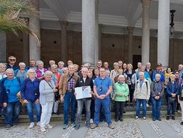 Oberstabsfeldwebel a.D. Rudolf Eineder erhielt vor der Mühlbrunnenkolonnade in Karlsbad von DBwV-Ehrenmitglied Stabsfeldwebel a.D. Willi Arens und KERH-Vorsitzenden Oberstabsfeldwebel a.D. Alois Hofer seine Auszeichnung. Foto: privat