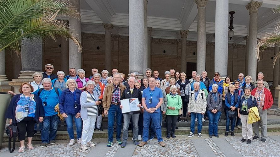 Oberstabsfeldwebel a.D. Rudolf Eineder erhielt vor der Mühlbrunnenkolonnade in Karlsbad von DBwV-Ehrenmitglied Stabsfeldwebel a.D. Willi Arens und KERH-Vorsitzenden Oberstabsfeldwebel a.D. Alois Hofer seine Auszeichnung. Foto: privat