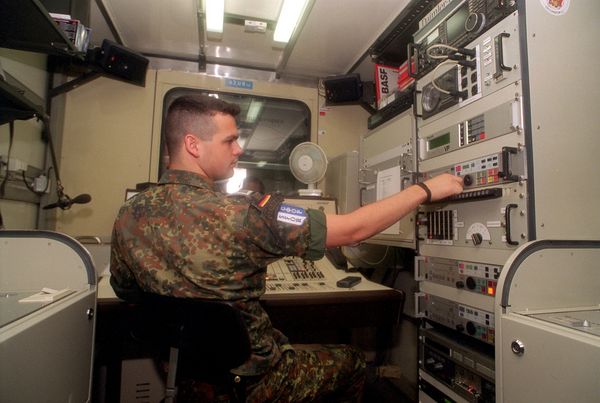 Aud Sendung im Einsatz: In Bosnien arbeitet 1997 ein Soldat im Senderaum von Radio Andernach. Foto: picture-alliance/dpa/Michael Jung