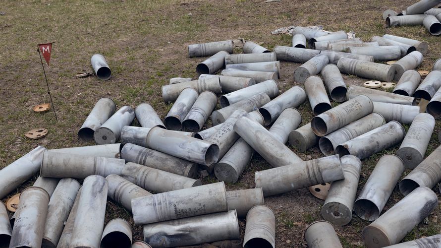 Leere Geschosshülsen liegen auf einem Feld in der Ukraine. Eine Million Artilleriegranaten hatte die EU Kiew für 2023 versprochen – und konnte nicht liefern. Foto: David Peinado