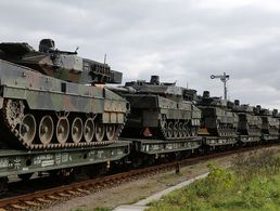 Ein Schienentransport von Leopard-Panzern. Vielerorts ist die Verkehrsinfrastruktur in Europa nicht mehr militärischen Anforderungen gewachsen. Foto: Imago