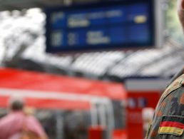 Das Angebot des kostenlosen Bahnfahrens in Uniform wird um zahlreiche regionale Strecken erweitert. Foto: DBwV/Mika Schmidt