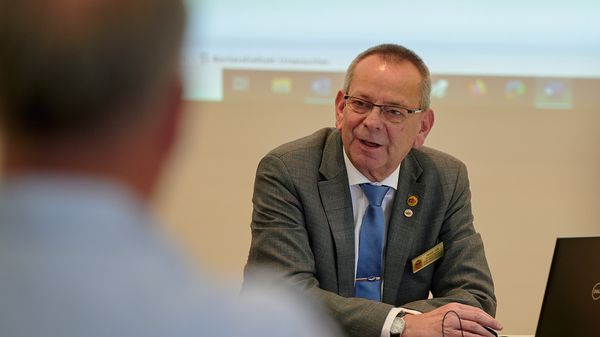 Bezirksvorsitzender Harald Lott stimmte die Vorsitzenden auf die neuen Aufgaben der Verbandsarbeit ein. Foto: DBwV/Ingo Kaminsk
