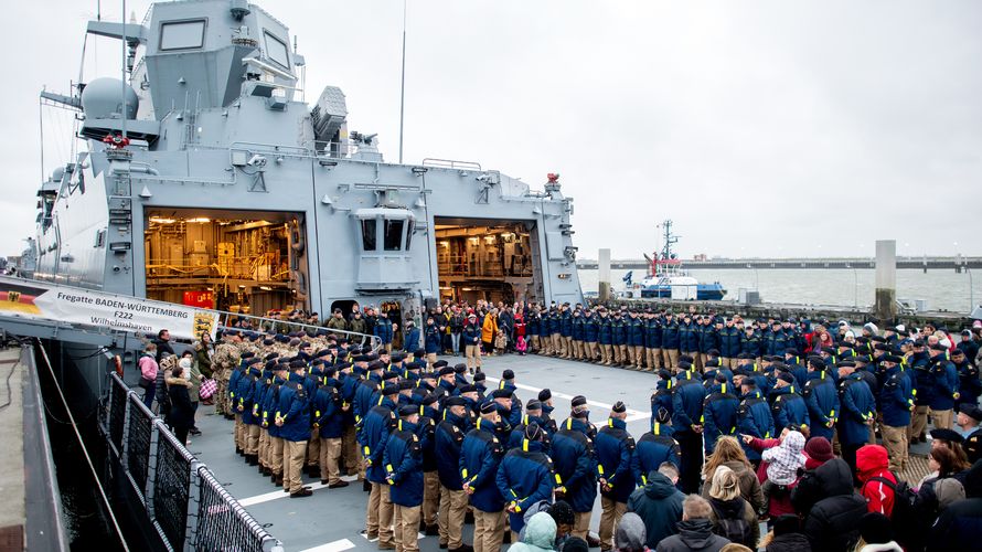 Zahlreiche Besatzungsmitglieder und Angehörige stehen am Marinestützpunkt vor der Abfahrt der Fregatte „Baden-Württemberg" an Bord. Die Fregatte der deutschen Marine ist zu ihrem ersten Einsatz im Rahmen einer UN-Mission im Mittelmeer vor der Küste des Libanons aufgebrochen. Foto: picture alliance/dpa | Hauke-Christian Dittrich