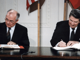 US-Präsident Ronald Reagan (r.) und der sowjetische Generalsekretär Michail Gorbatschow unterzeichnen den INF-Vertrag im Weißen Haus, 8. Dezember 1987. Jetzt läuft der Vertrag aus. Foto: Ronald Reagan Presidential Library