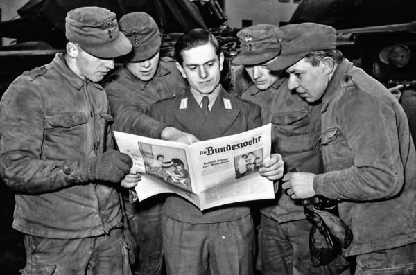 Soldaten lesen eine Ausgabe von "Die Bundeswehr" im Jahr 1957. Foto: DBwV